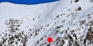 Bergläufer steckt ohne Schuhe im Schnee fest