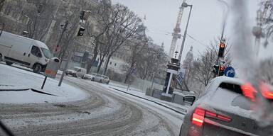 Schnee-Chaos in Wien: Autos rutschen über die Straßen