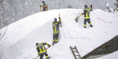 Schneemassen REkordschnee Lawinengefahr Helfer Winterwetter Rekordwinter