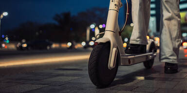 Kleinlaster erfasste E-Scooter-Fahrerin - tot 