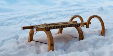 Bezirk Baden: 61-Jährige bei Rodelunfall verletzt