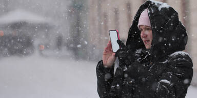 smartphone im winter bei schnee.jpg