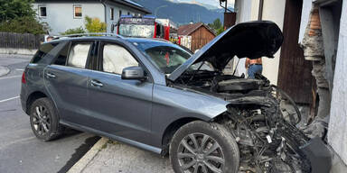 Auto kracht in Hauswand - 3 Verletzte