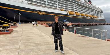 Magier aus NÖ verzaubert als erster Österreicher 4.400 Passagiere der „Disney Treasure“