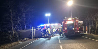 Unfall mit vier Autos – Lenker eingeklemmt