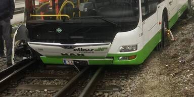 Bus rutschte auf Gleise.