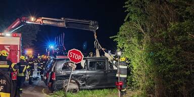 Kleinbus kollidiert mit Pkw: Ein Toter, mehrere Verletzte