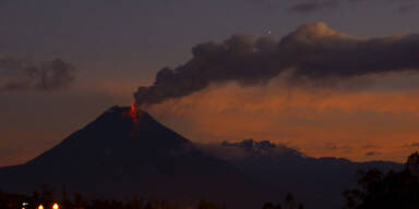 Der Vulkan Tungurahua legt eine Aschewolke über Banos (Ecuador)