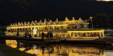Schwimmender Adventmarkt lockte hunderte Gäste