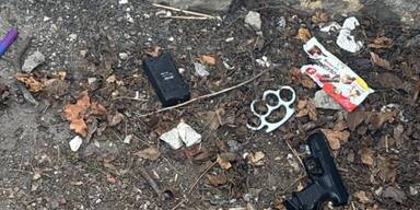 Kinder finden Waffen auf Spielplatz