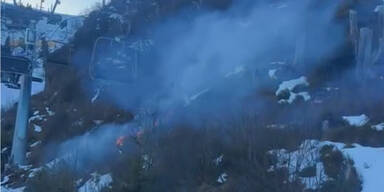 Büsche brennen bei Sessellift – Hubschrauber-Einsatz