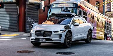 Robotaxi rast mit zu viel Tempo auf nasse Straße: Rückruf!