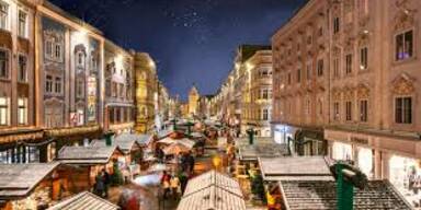 Christbaum aus Wels leuchtet heuer vor dem Rathaus