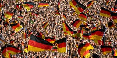 https://pixabay.com/de/photos/menschenmenge-fu%c3%9fball-deutschland-2140590/