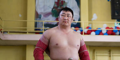 Ein traditioneller mongolischer Wrestler beim Training