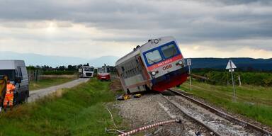 Zug crasht in Auto - Triebwagen entgleist